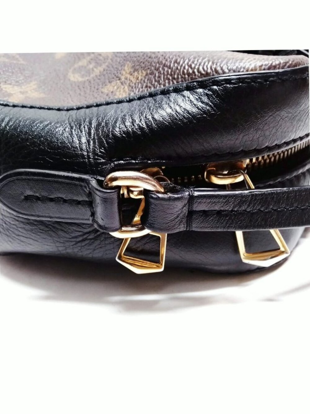 Authentic Louis Vuitton Saintonge Crossbody Monogram Canvas LV Bag - Picture 9 of 16